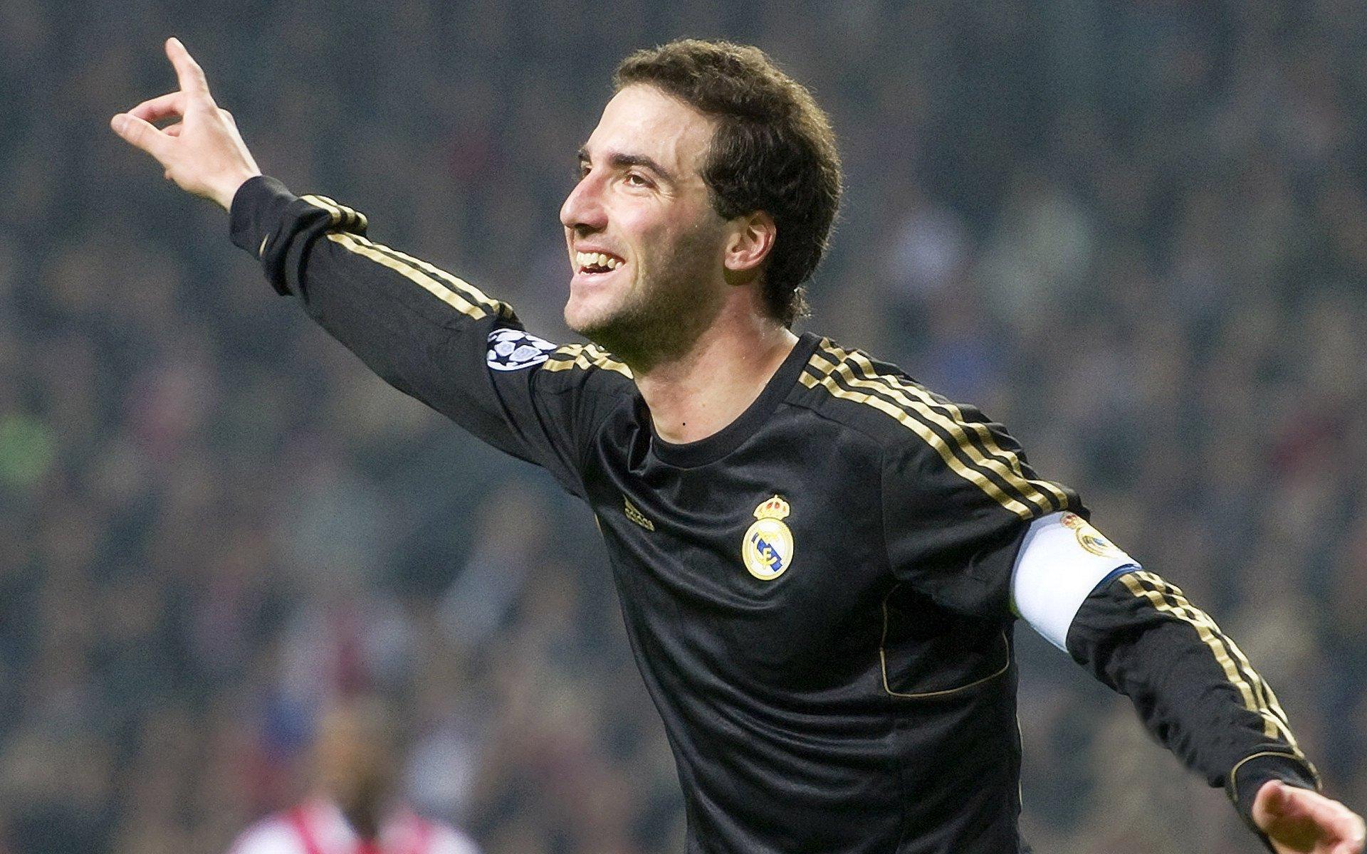 官方确认,诺丁汉森林签下伊普斯维奇中场哈钦森,转会费达3700万英镑