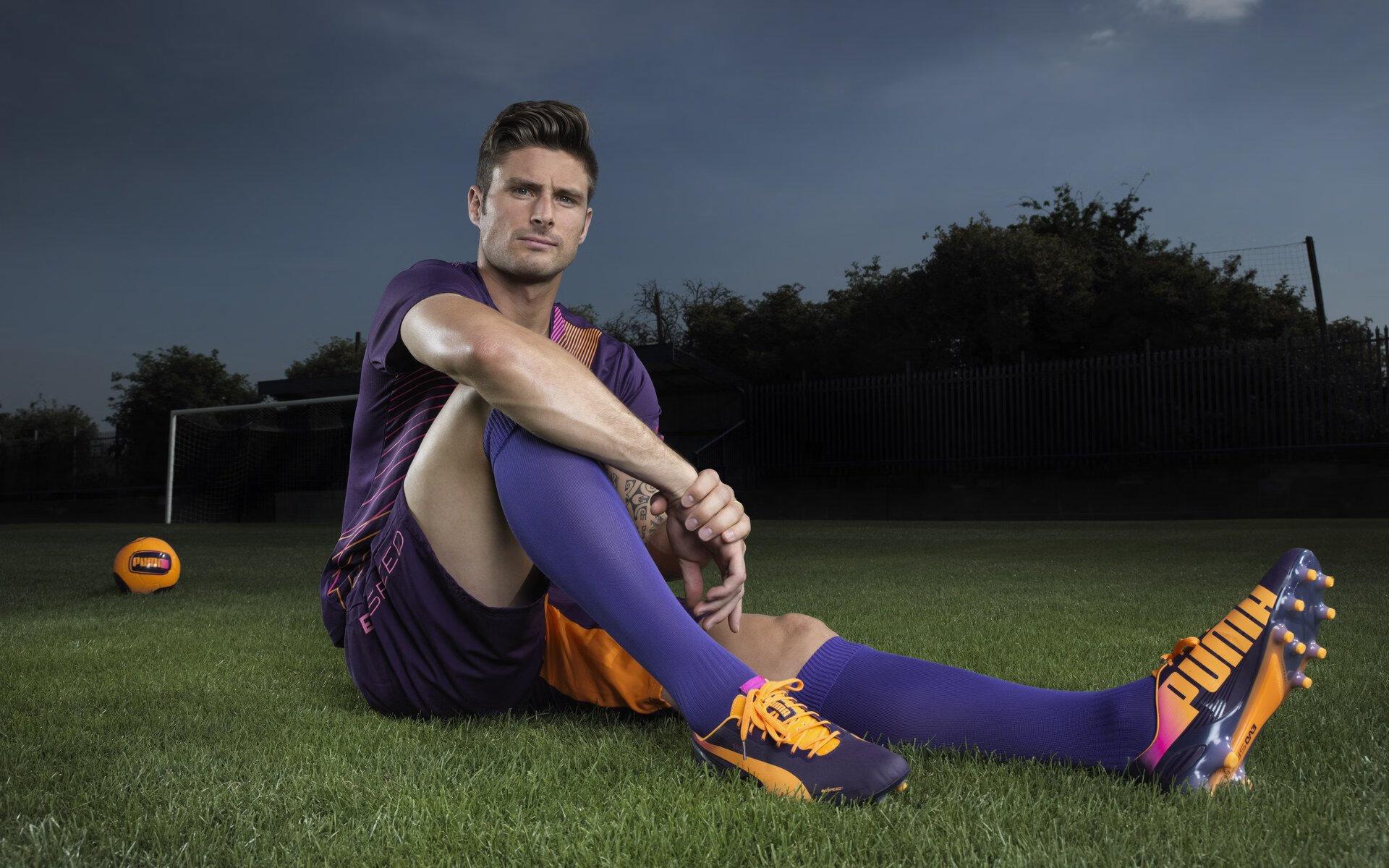 都灵体育报,那不勒斯锁定锋线新星 接触霍伊伦父亲并加速埃尔马斯回归谈判